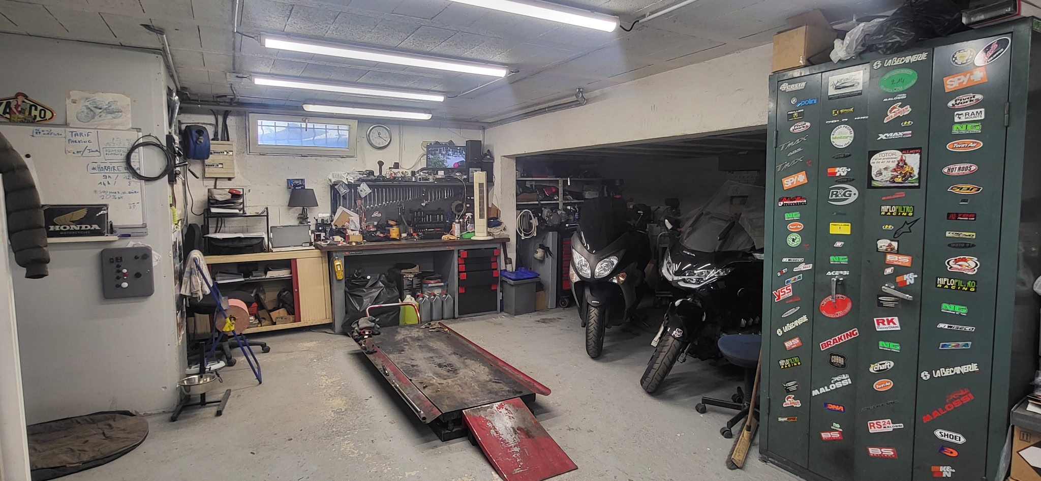 Mécanicien ALS MOTO au travail dans l'atelier